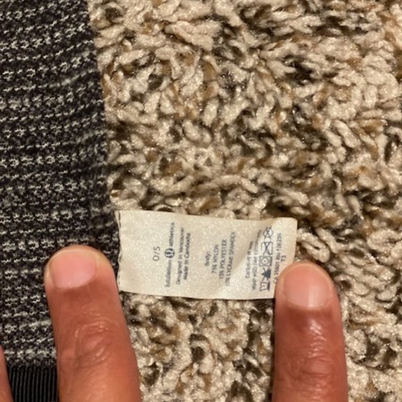 Lululemon women's scarf with buttons - Picture 3 of 10